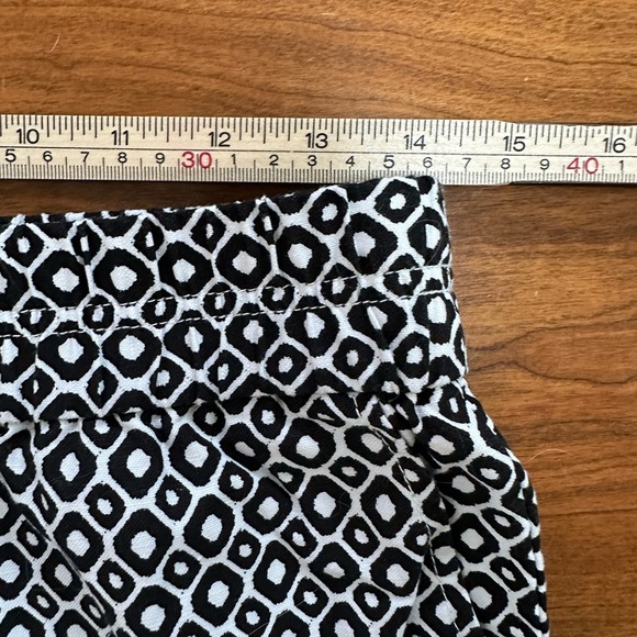 J.Crew Black & White Geometric Print Shorts | Size 4 - Picture 4 of 5